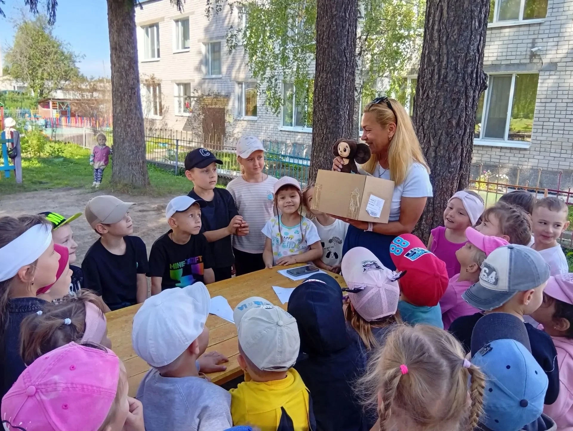 Сегодня в нашем детском саду было шумно и весело. Все вместе мы поздравляли с днем рожд...