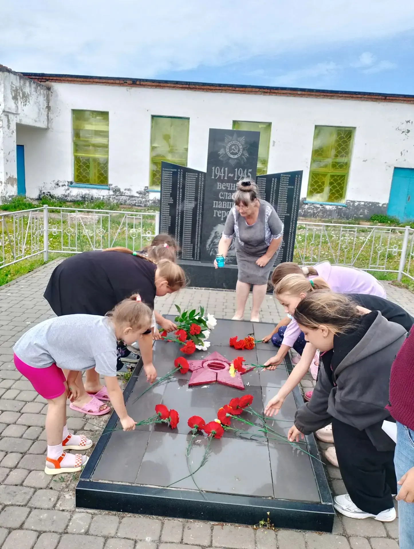 Сегодня, в День памяти и скорби учащиеся, педагоги и сотрудники школы присоединились к общероссийско