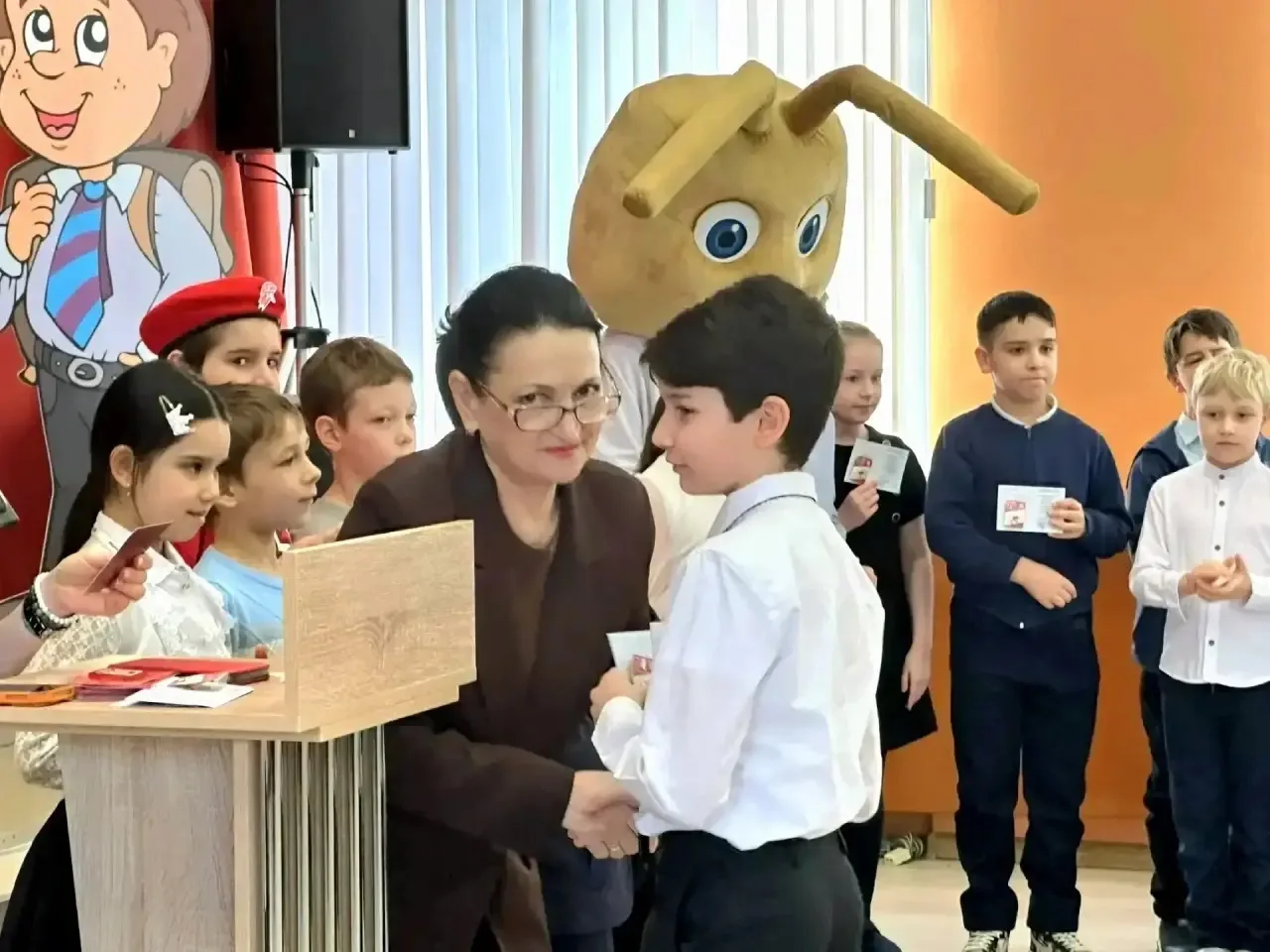 🏅Мы продолжаем награждать наших ребят знаками  ГТО на торжественных мероприятиях!  🏆Заместитель дире