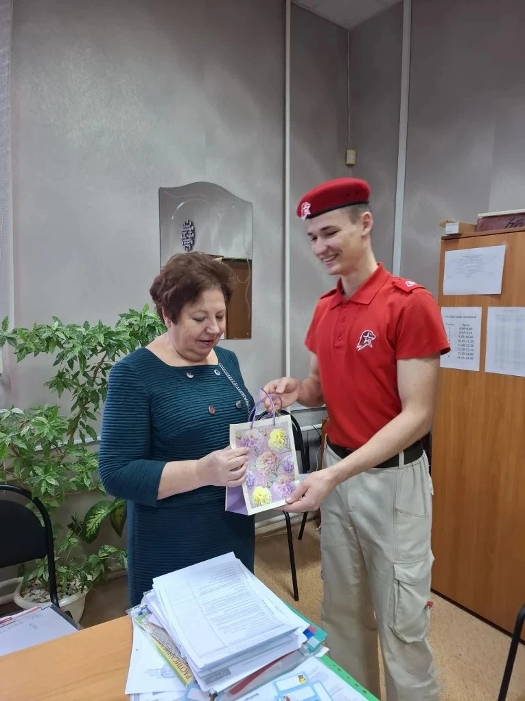 Юнармейцы нашей школы поздравили с Международным женским днем 8 марта педагогов школы, волонтеров из