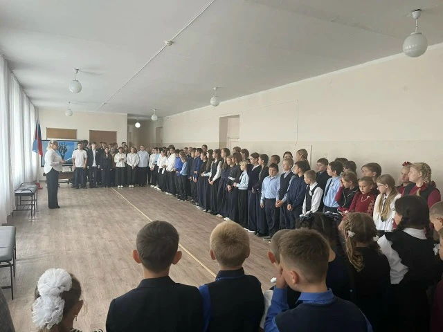 Сегодня, 3 сентября, наш школьный двор замер. В этот день вся Россия склоняет головы в ...