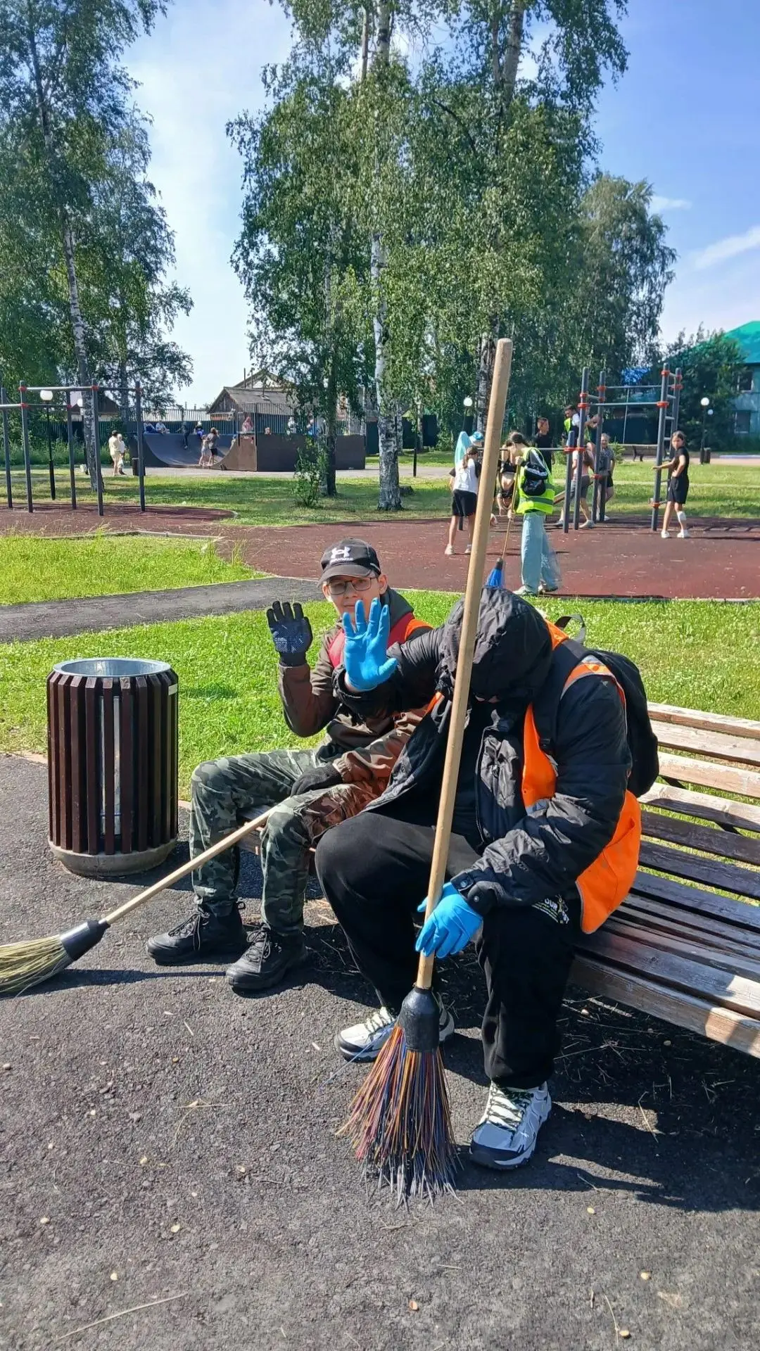 Наш Трудовой десант» в деле!

Привели в порядок территорию детского сада «Малышок» и навели красоту 