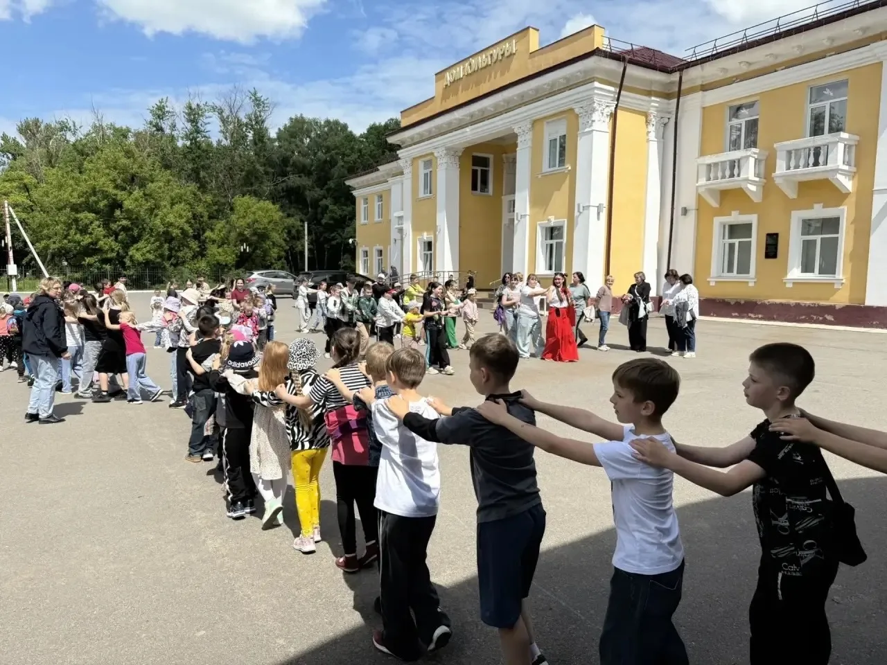 СУПЕР-МАМА: путешествие по странам детства! 🦸‍♀️✨

1 июня в нашем Доме культуры случилось настоящее
