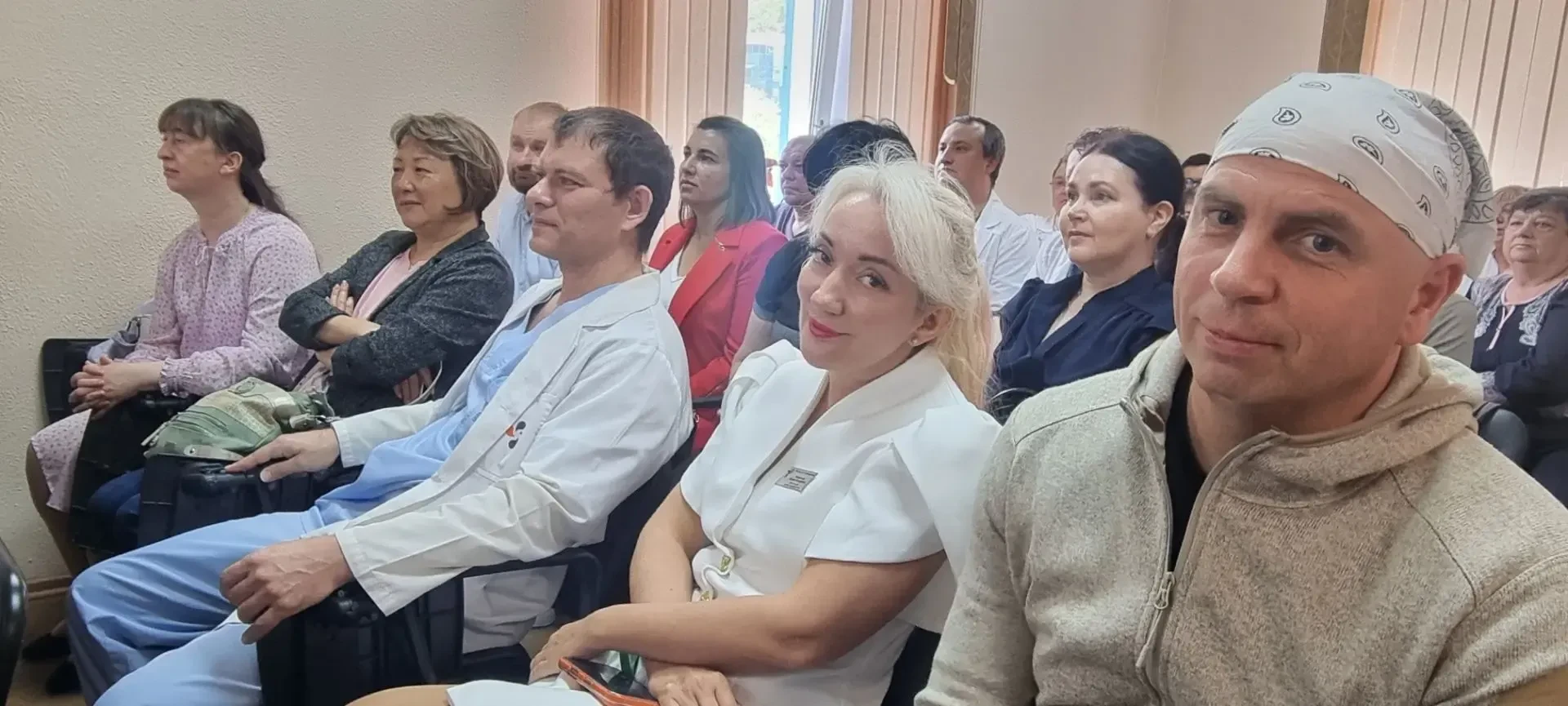 🏥Праздник продолжается!
 
Сегодня, 19 июня, награждения сотрудников нашей больницы продолжились. То