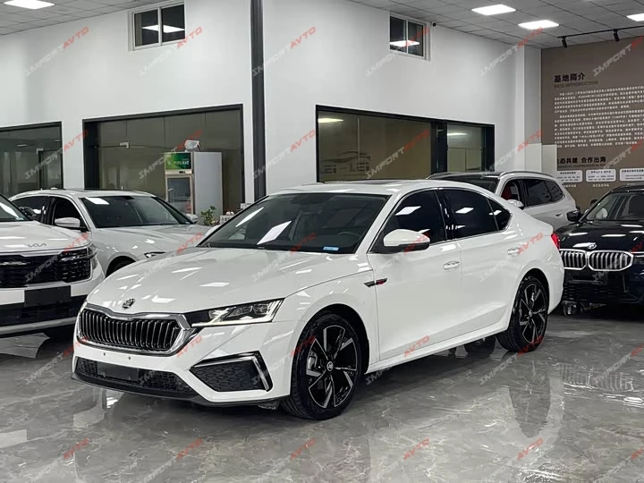 В продаже Skoda Octavia Pro 1.4 AMT, 2023