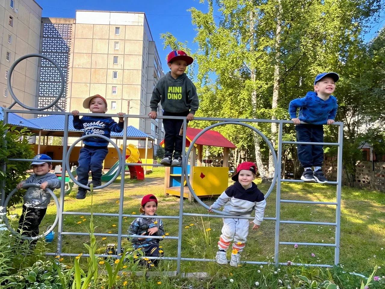 Дорогие друзья,
Лето — это маленькая жизнь, особенно когда проживаешь её вместе с нашей большой семь