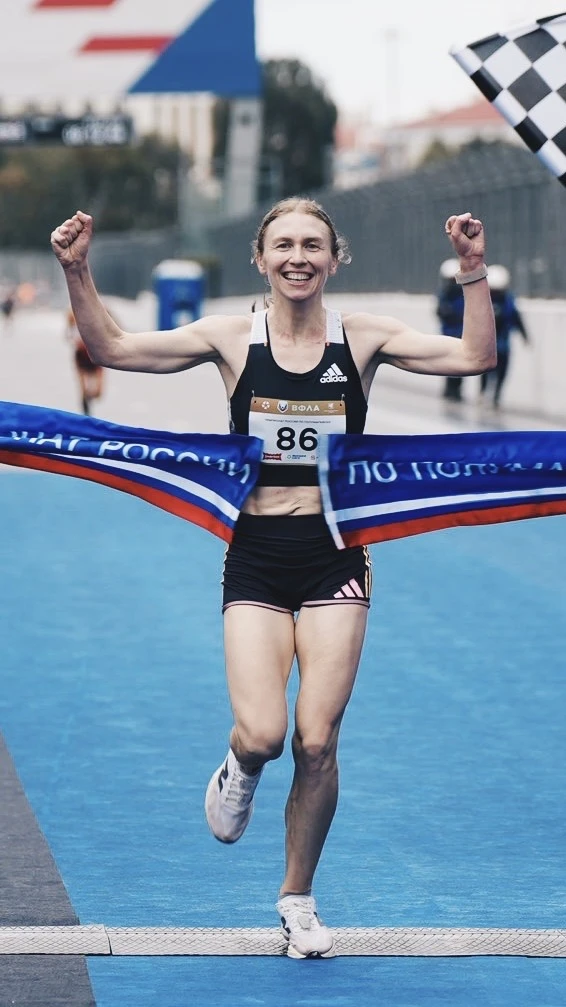 🔥 Сергей Шаров и Анна Мокина — чемпионы России в полумарафоне!   Сегодня на трассе в Сириусе Сергей 