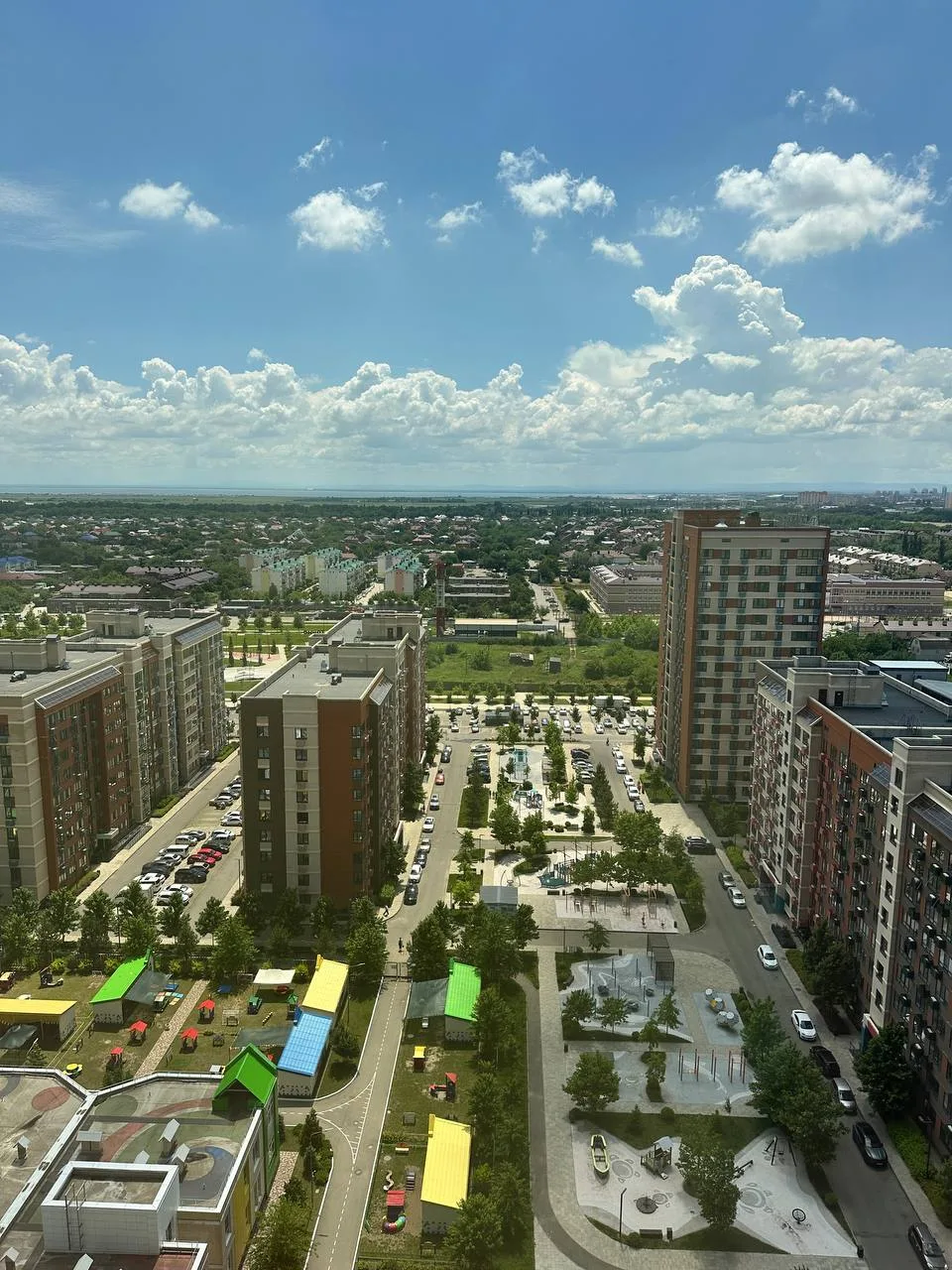 Были проездом в Краснодаре. Остановились на ночевку перед самолетом.

Новый красивый район, детские 
