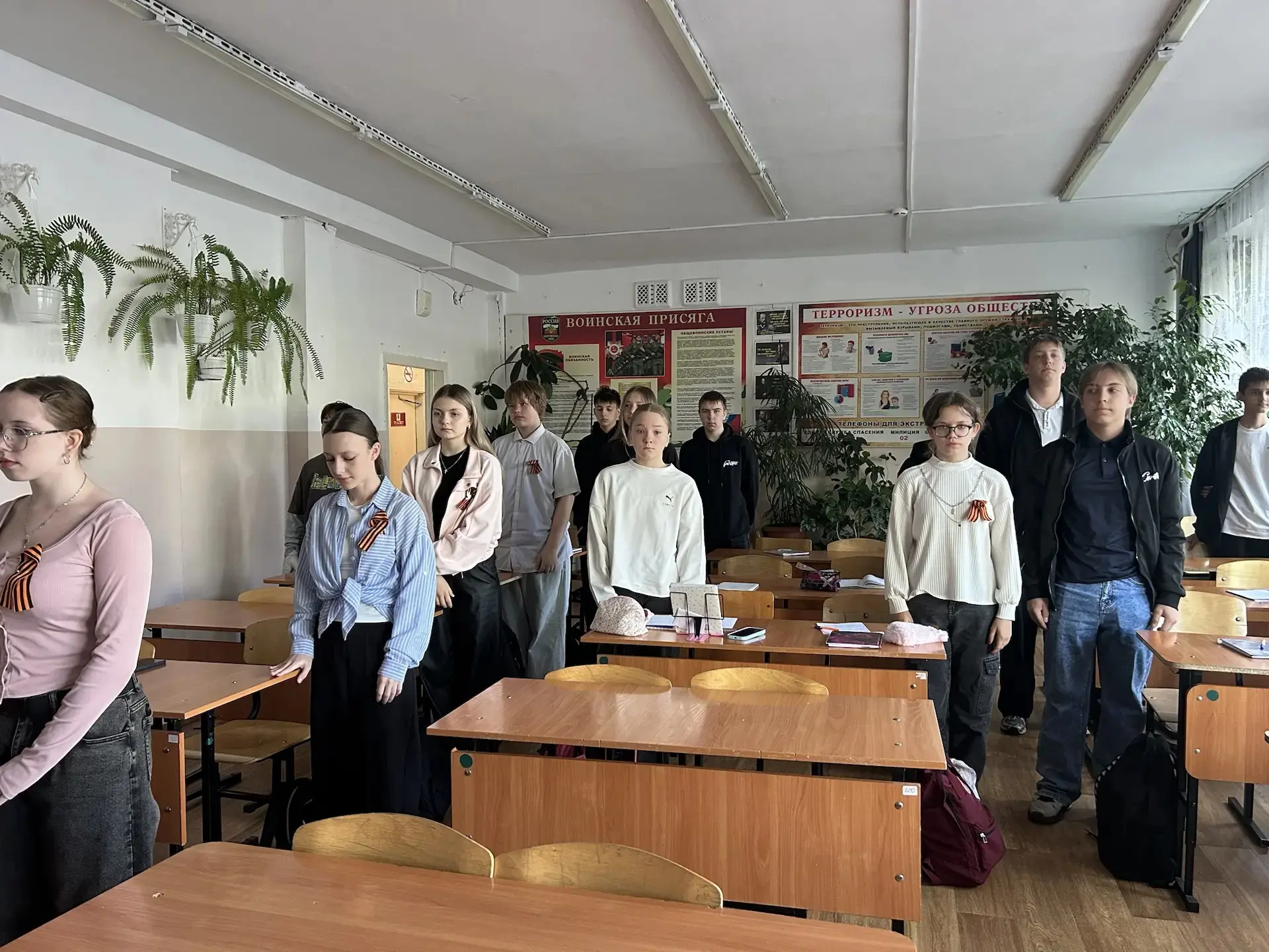 Сегодня в нашей школе прошла акция «Минута молчания», посвящённая Дню Победы. 🕊️  Текст по громкогов