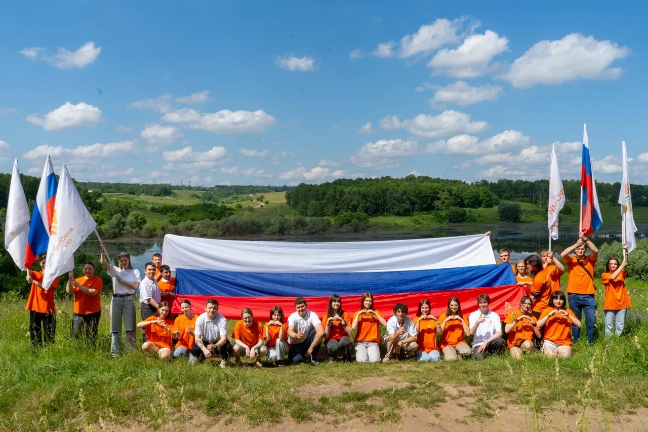 🇷🇺«Гляжу в озера синие, в полях ромашки рву… Зову тебя Россиею, единственной зову!»

В честь Дня Р