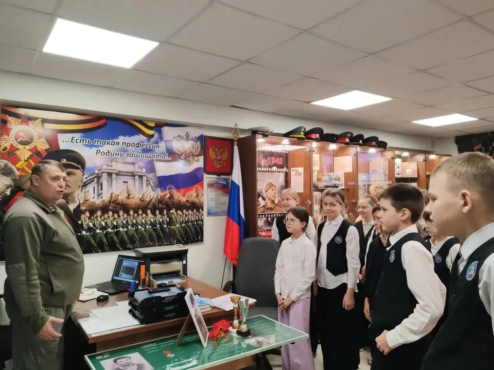 Экскурсия в школьном музее  Сегодня ученики среднего звена нашей школы посетили экскурсию в школьном