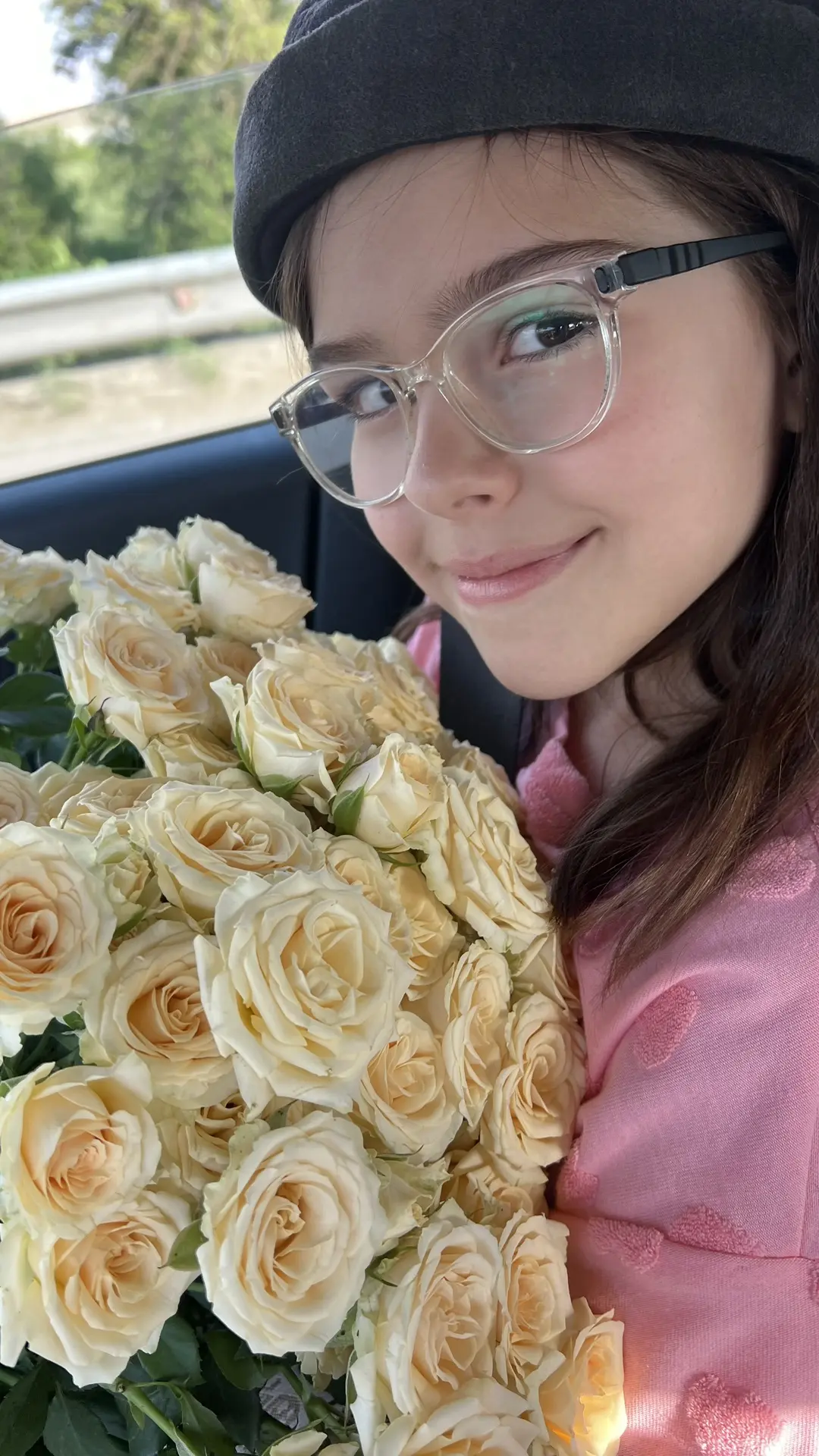 Скоро эту девочку завалят цветами 😍