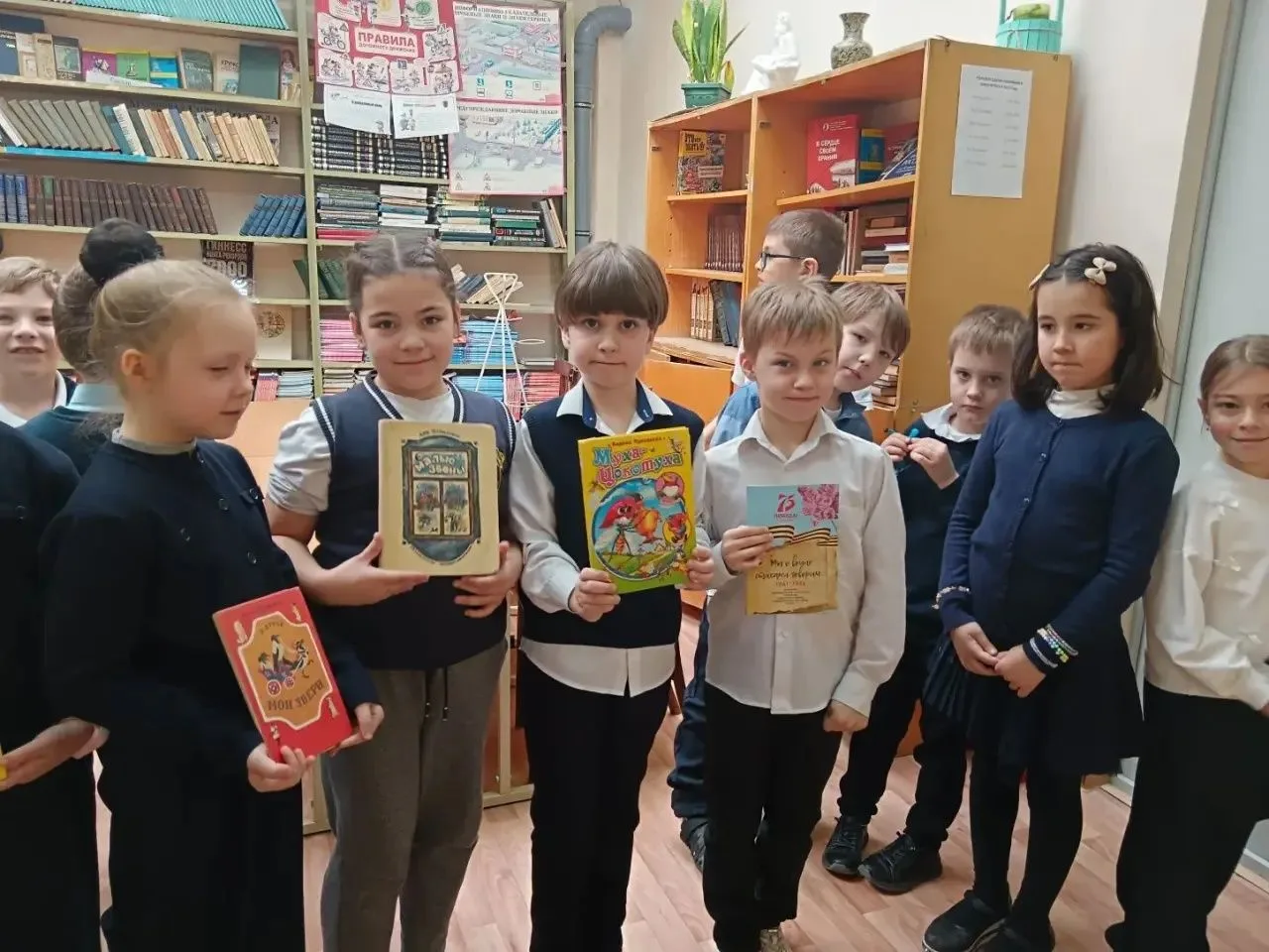 📖 В гостях у музы: 1В в школьной библиотеке Наши первоклассники отправились в удивительное путешеств