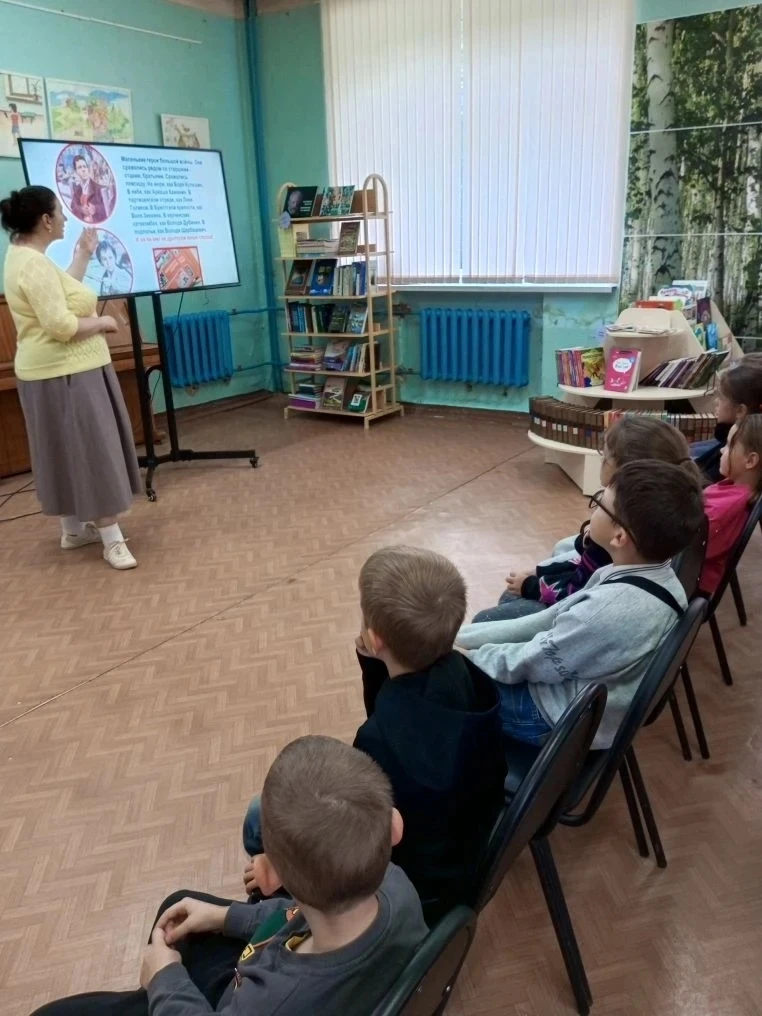 📘 Дети о детях‑героях: «Громкие чтения» в библиотеке

Сегодня в городской библиотеке было по‑особен