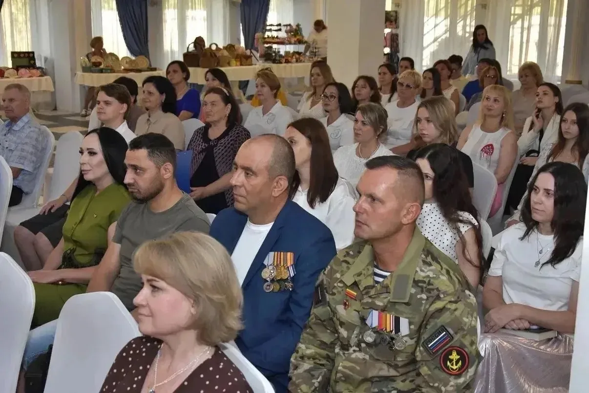 Символы Родины, таланты и единство: как Славянск встретил День флага!