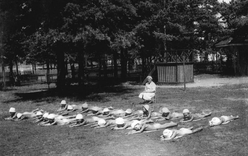 Территория летнего детского сада
1940 г.
Жуковский
Дети принимают солнечные ванны. Летний детский са