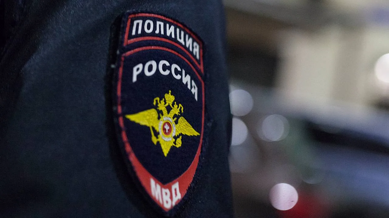 В Армавире сотрудники полиции задержали пенсионерку, которая выполняла роль курьера в мошеннической 