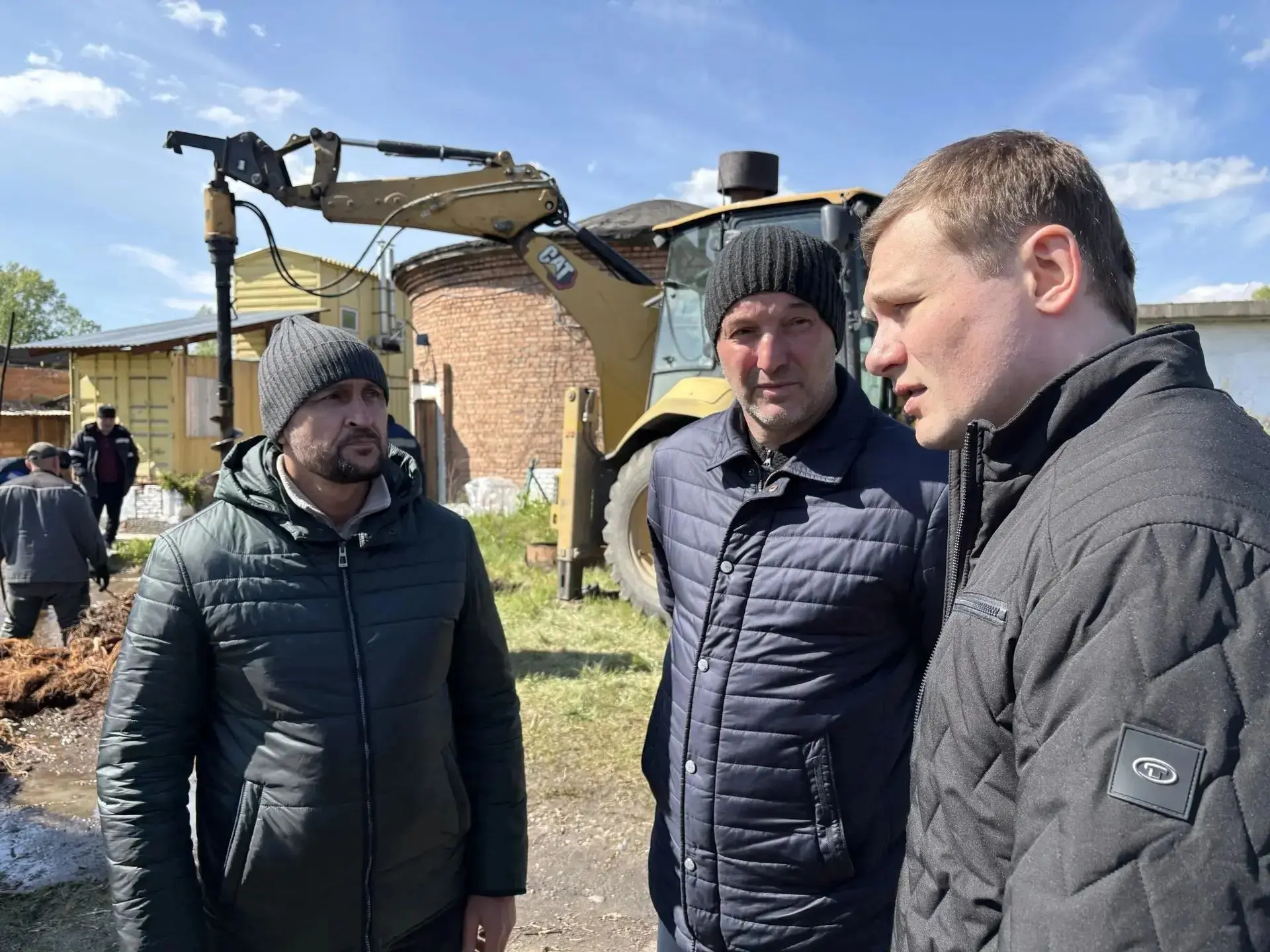 ВАЛЕНТИН КОНОВАЛОВ НА МЕСТЕ КОНТРОЛИРУЕТ ХОД ВОССТАНОВИТЕЛЬНЫХ РАБОТ Глава Хакасии выехал на место п