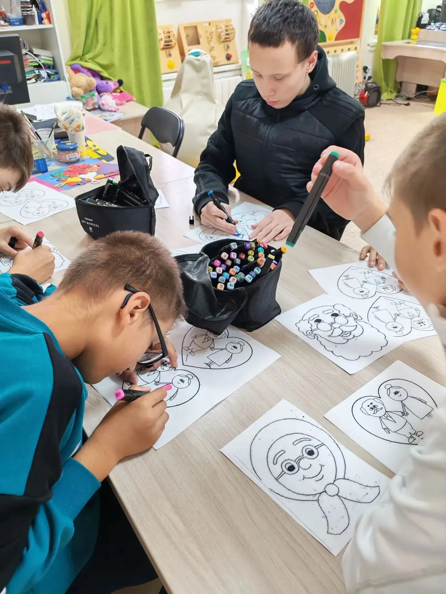 Доброта в каждой линии: готовим подарки к Декаде пожилых людей 🧡