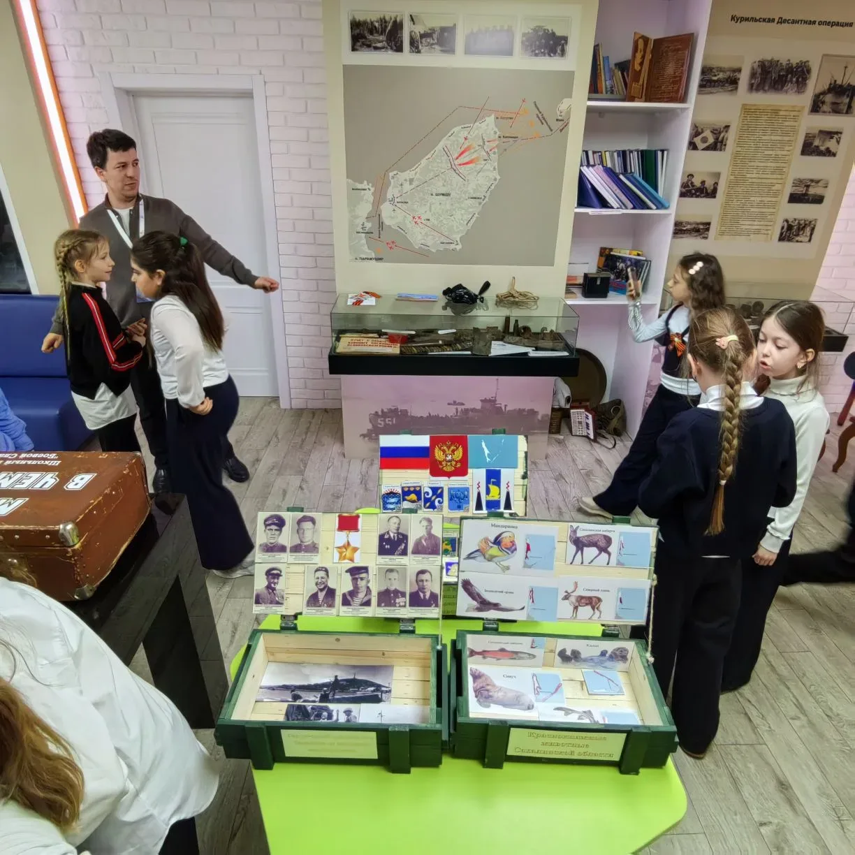 «Орлёнок» и память поколений: третьеклассники посетили Музей Боевой Славы МАОУ СОШ № 6 г. Холмска ⁣ 
