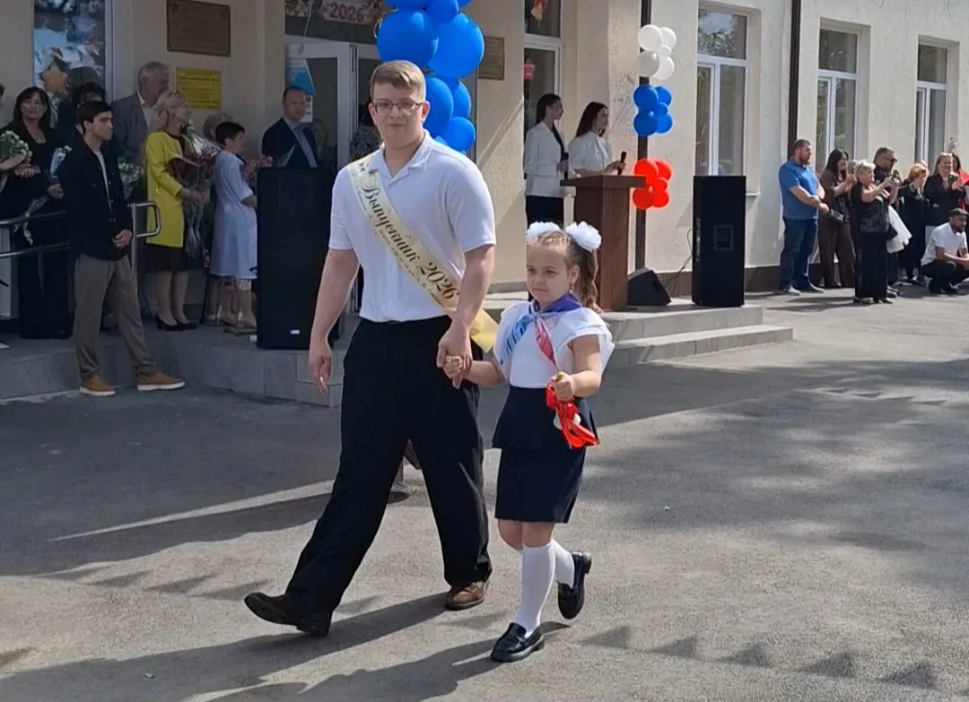 Сегодня в нашей школе прошёл "Последний звонок" 🔔🎉. Та самая линейка, где смех рядом ...
