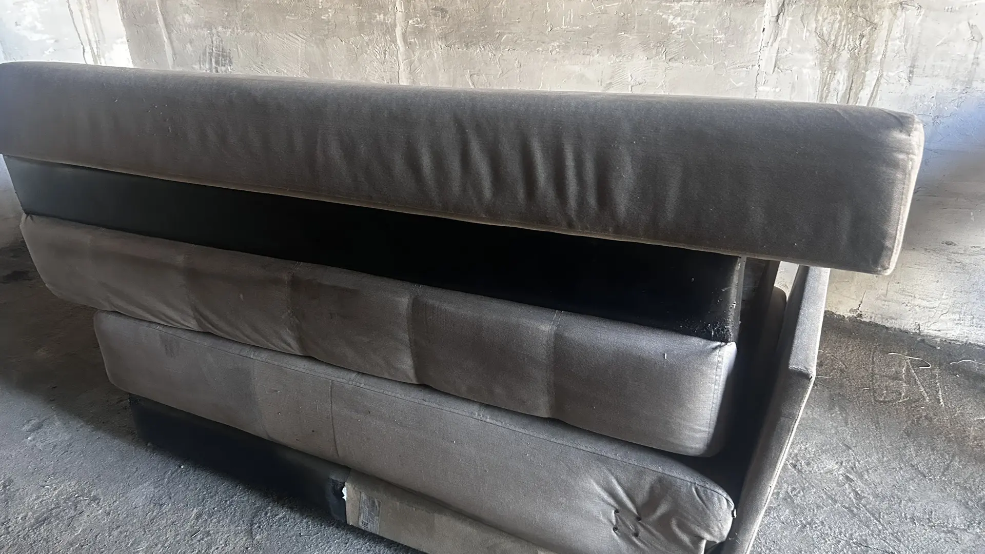 Продам б/у угловой диван (разобран) 89833673306