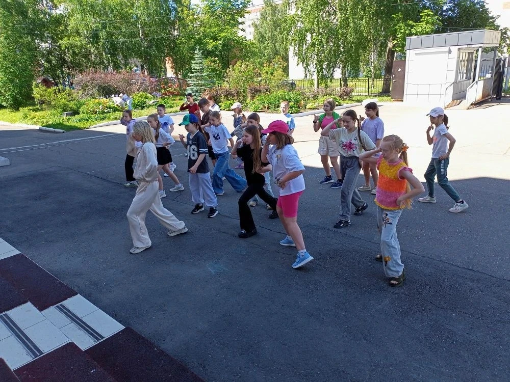 🕺✨ Танцуем вместе: мастер-класс по хип-хопу в школьном лагере! ✨🕺
