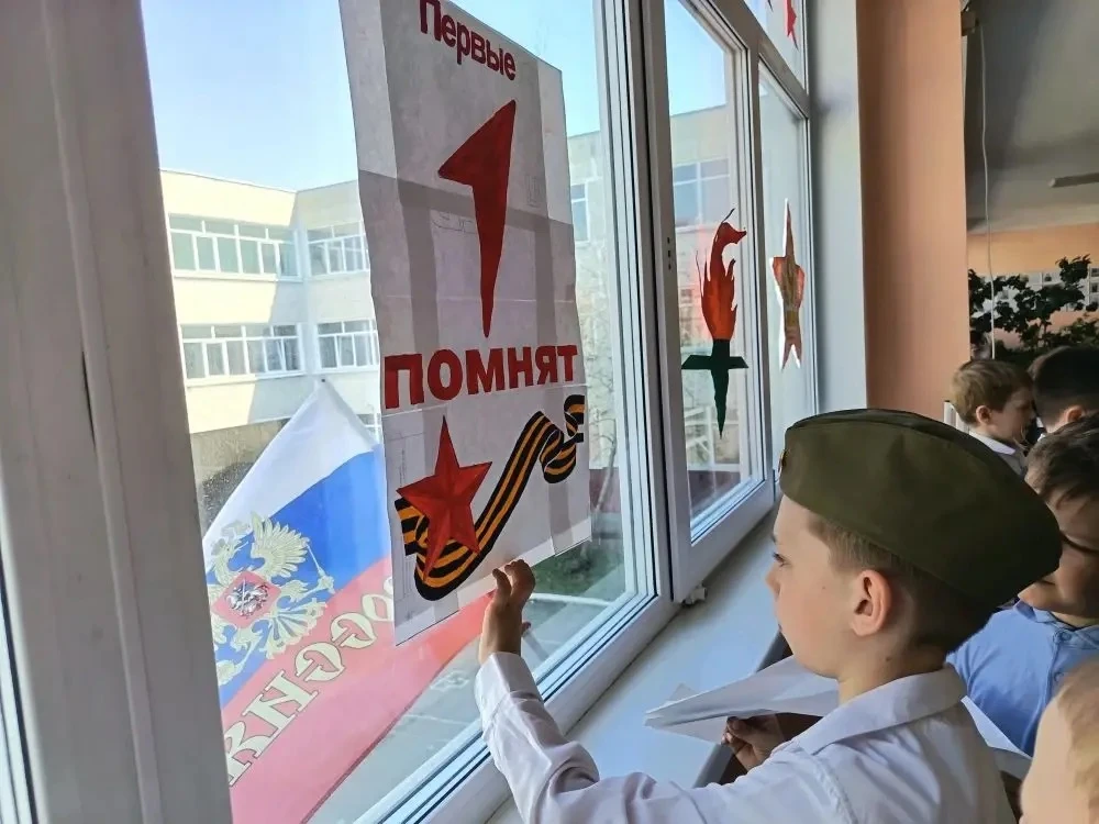 🕊️🔥 Память в каждом окне: школа №7 помнит!

🎗️☀️ Накануне Дня Победы активисты школы №7 присоедин