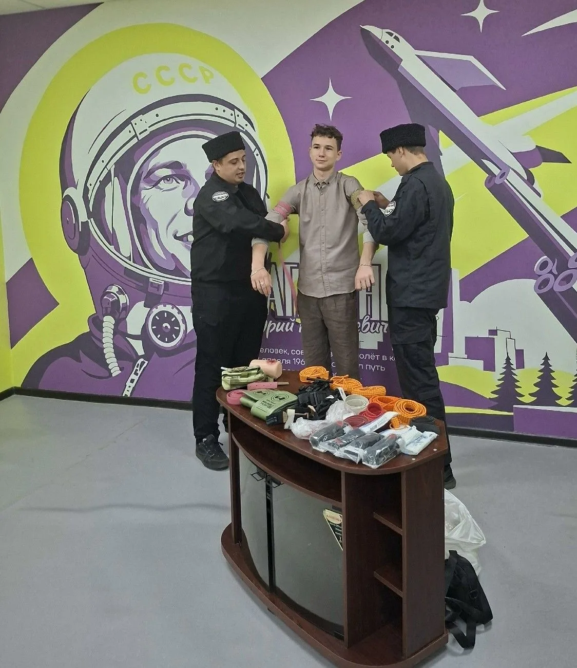 В Снежном школьники освоили навыки оказания первой помощи