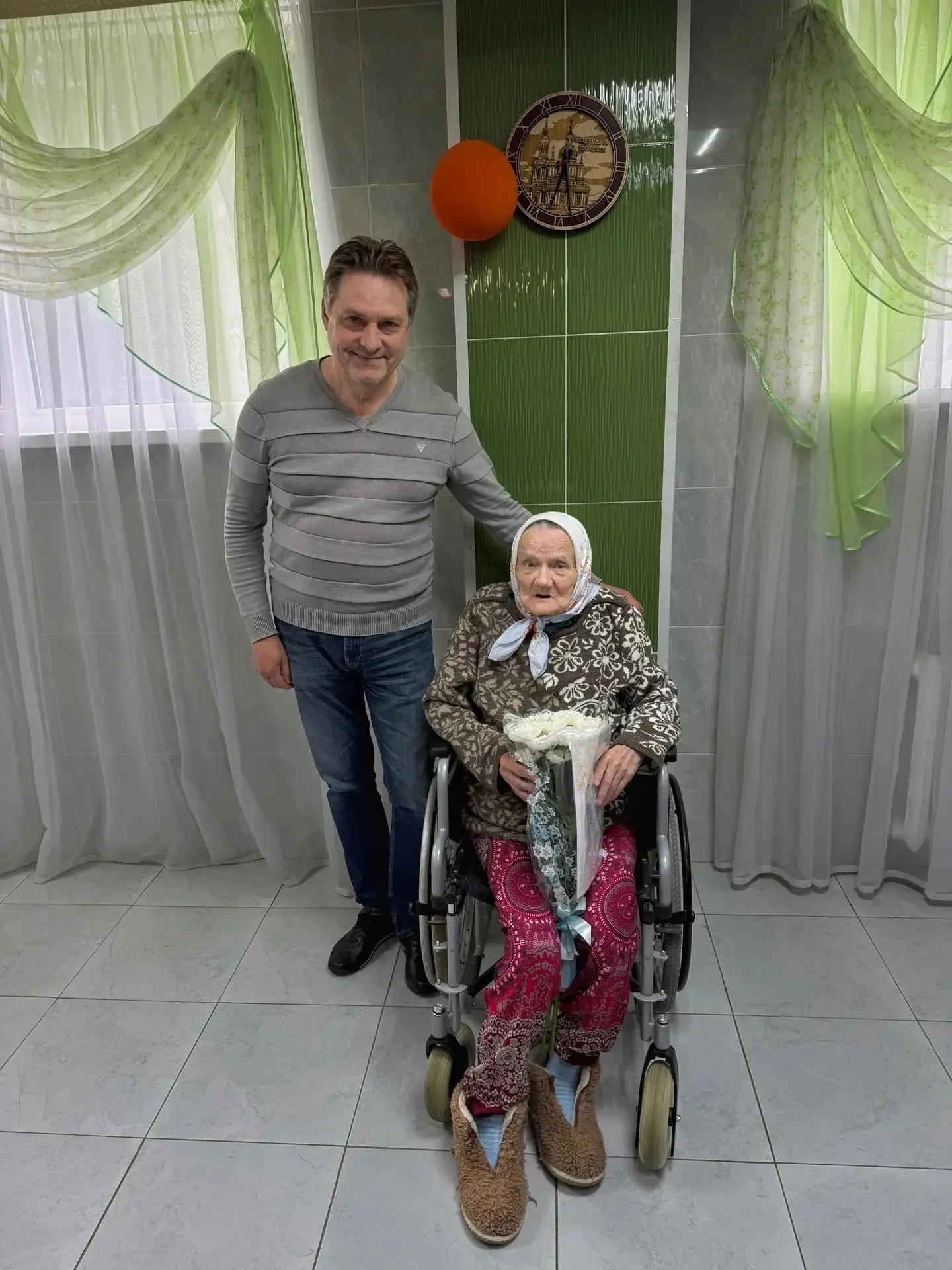 Сегодня нашу именинницу- Тамару Александровну Разманову поздравил с Днём рождения и с ю...