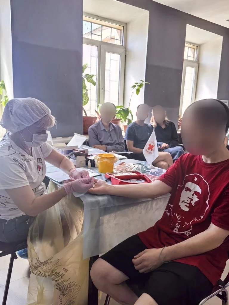 Специалисты отдела профилактики Центра АнтиСПИД Ольга Мисак и Дарья Латыпова провели информационную 