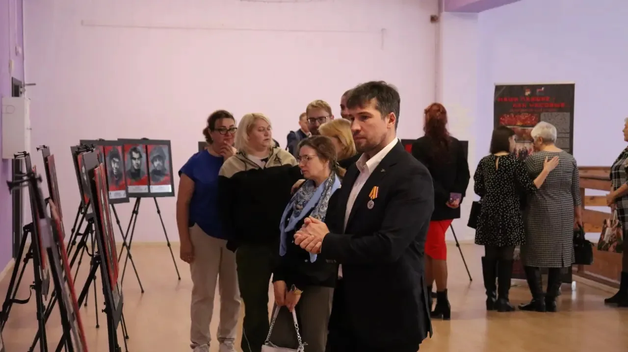 «Наши павшие — как часовые»: в Усть-Омчуге открылась выставка, от которой сжимается сердце