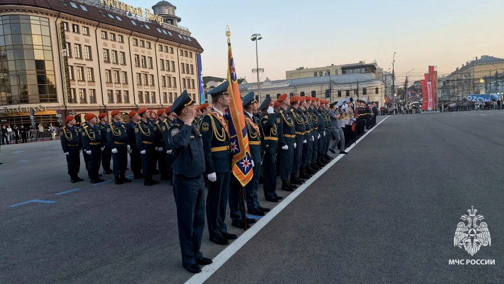 Спасатели МЧС России принимают участие в репетиции Парада Победы на центральной площади Тулы  На пло