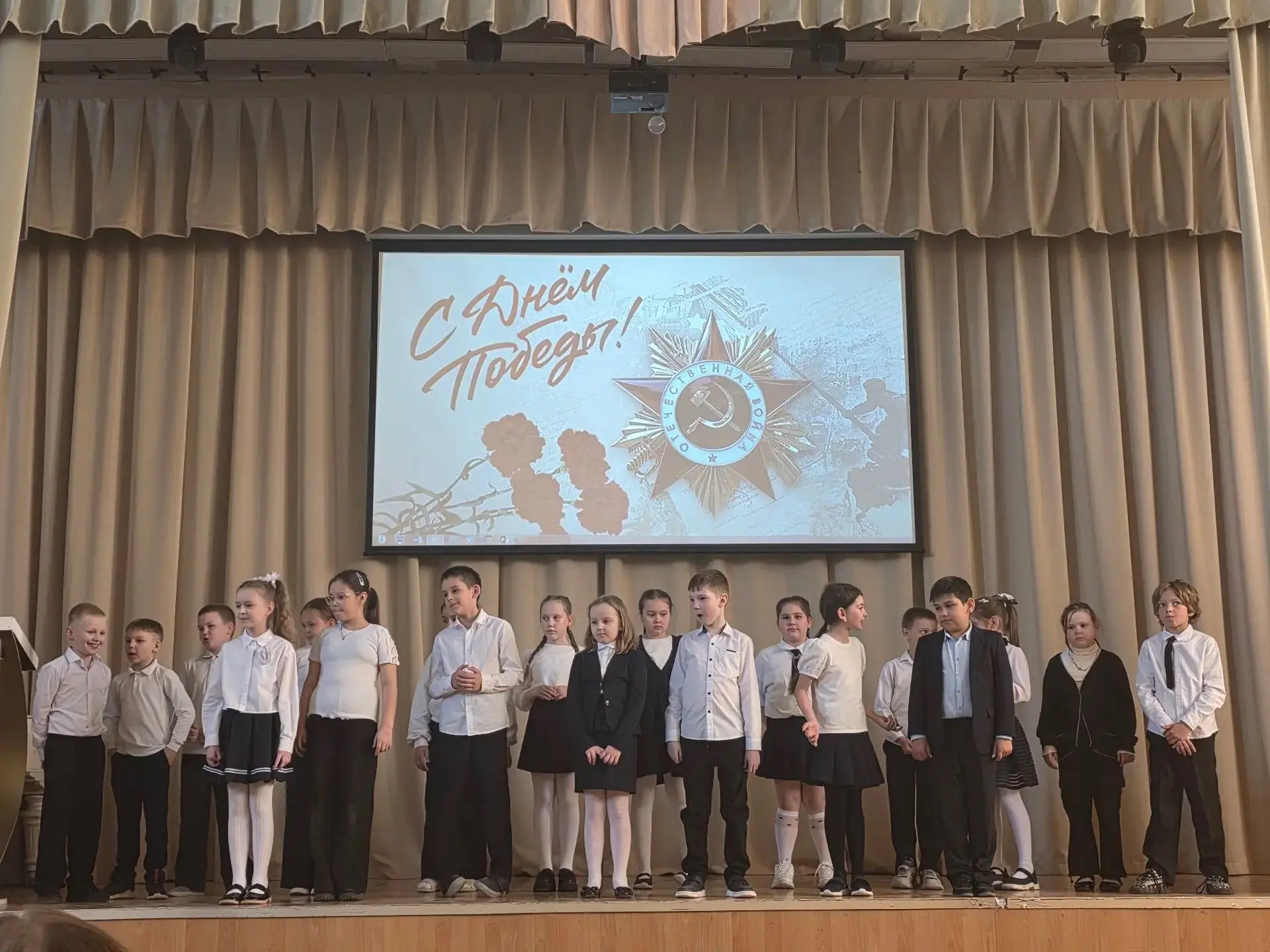 🎶 «Мы — внуки твои, Победа!»: в МАОУ СОШ №48 прошел грандиозный марафон патриотической песни 🕊️  В п