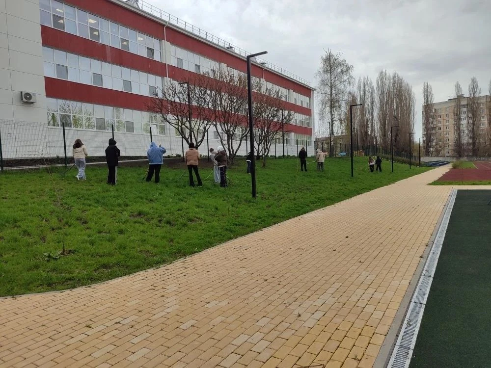 Тема: участие 8 "Г" класса в субботнике. Кл. рук-ль: Зиялова А.В.   Ребята сделали нашу школьную тер