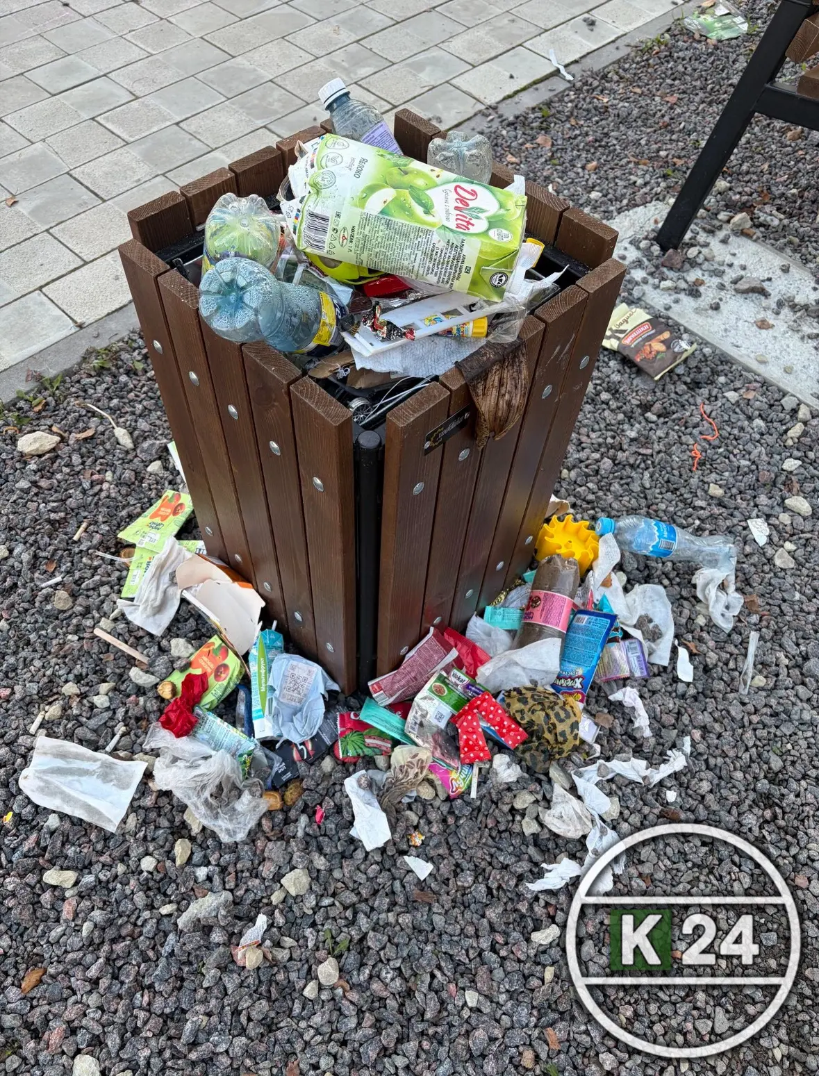 На площадке за Аптекарским переулком 3 постоянно заполненные мусорные баки, и кидают ми...