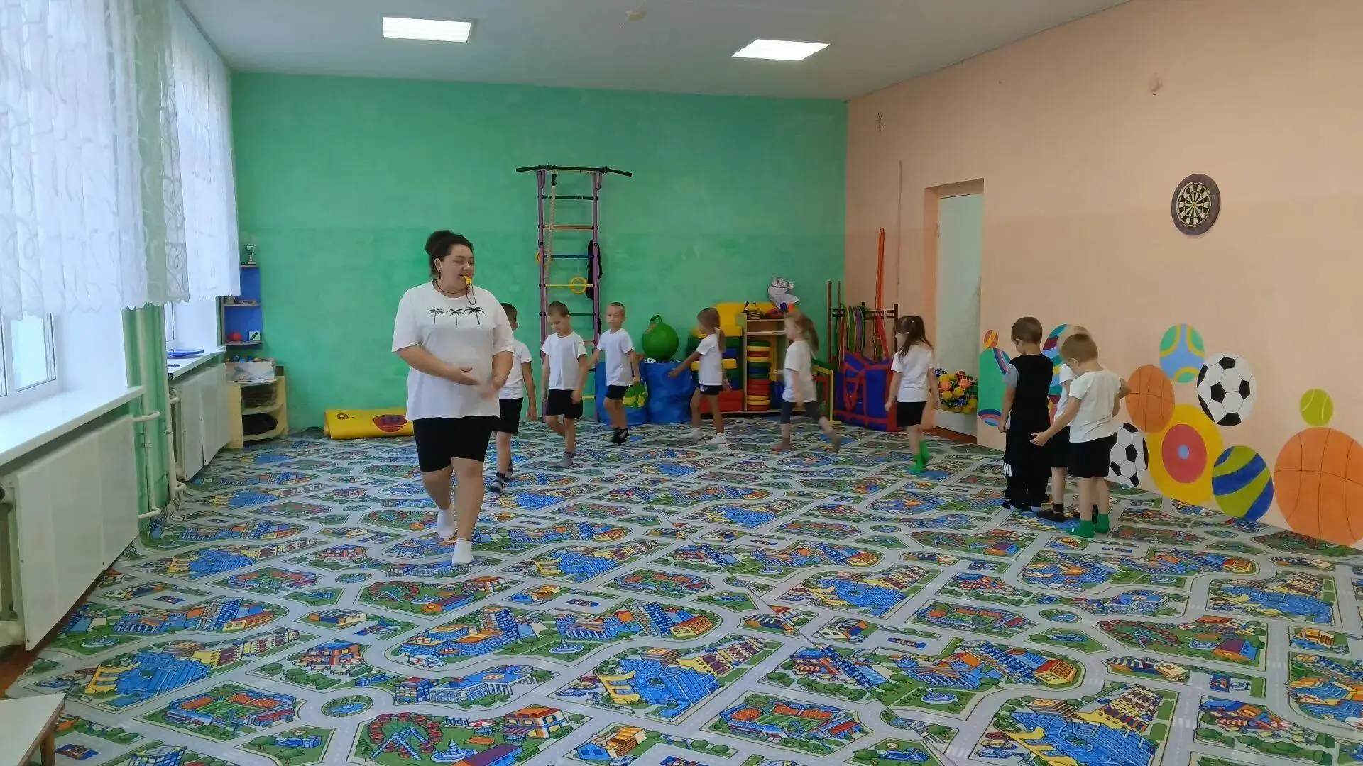 Спорт нам плечи расправляет,