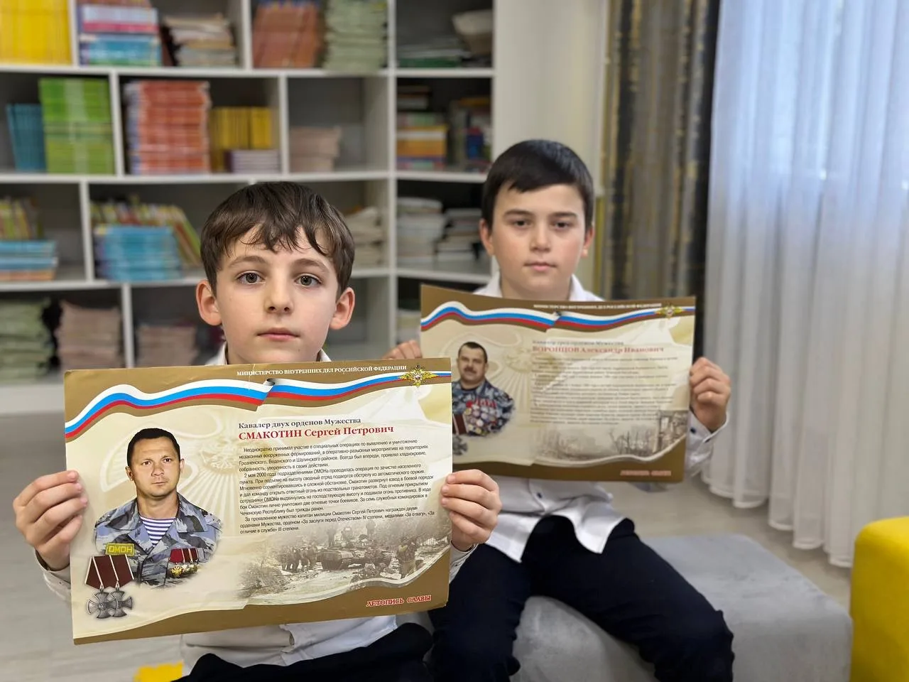 📚В МБОУ «СОШ №37» города Грозного ко Дню героев Отечества была организована выставка книг в школьной
