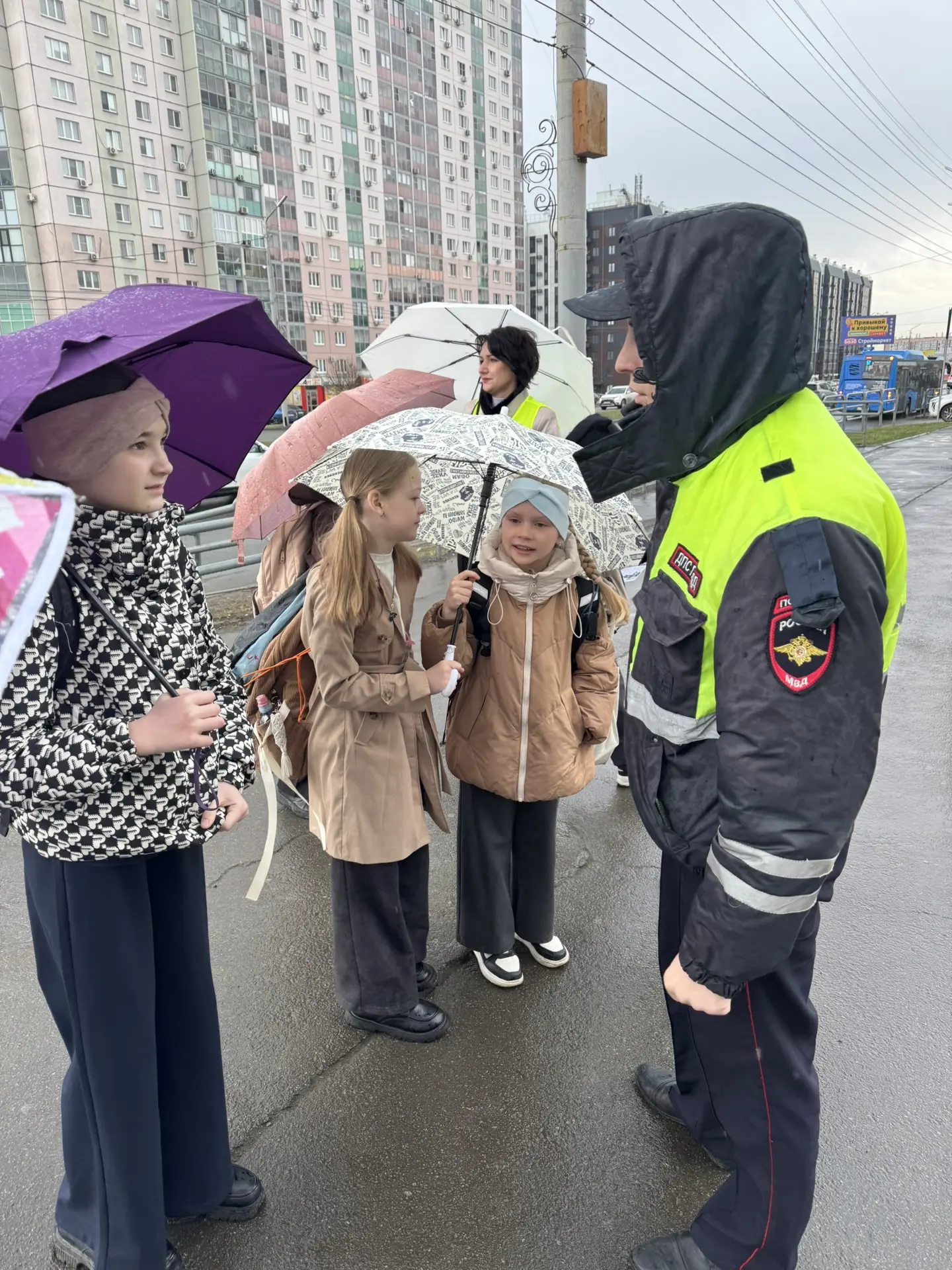☔️Сегодня рейду родителей на пешеходном переходе не помешал даже дождь ☔️   🦺Старший инспектор Госав