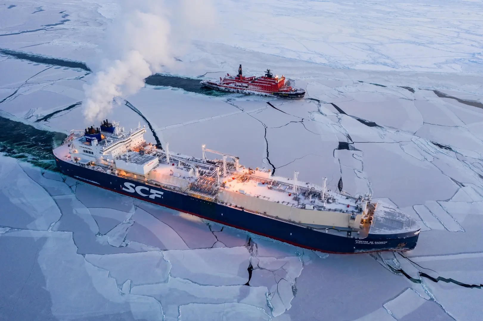 🚢 Ледяной прорыв: Как российские газовозы прошли путь от цистерн на палубе до гибридов с ледоколом
