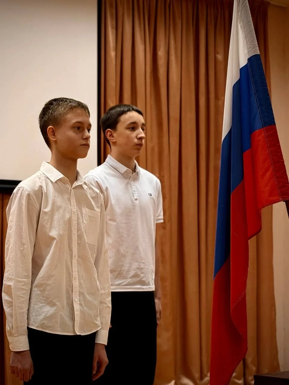 🇷🇺 Новая учебная неделя в нашей школе традиционно началась с церемонии поднятия Государственного фла