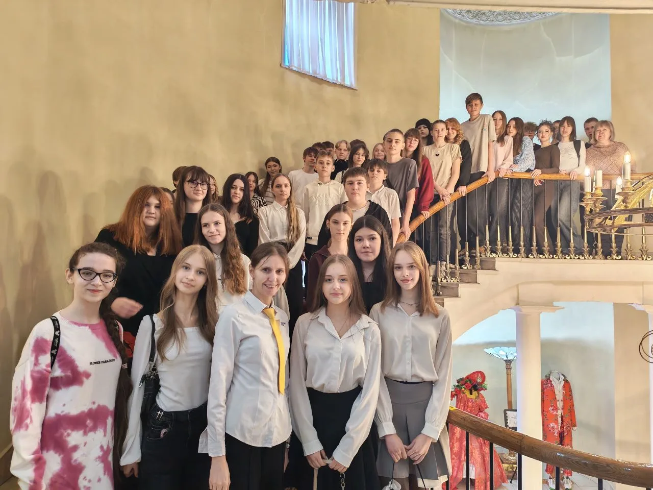 🎭📚 Школьники окунулись в мир театра! 💃✨ Вчера ученики 8 классов отправились в незабываемое путешеств