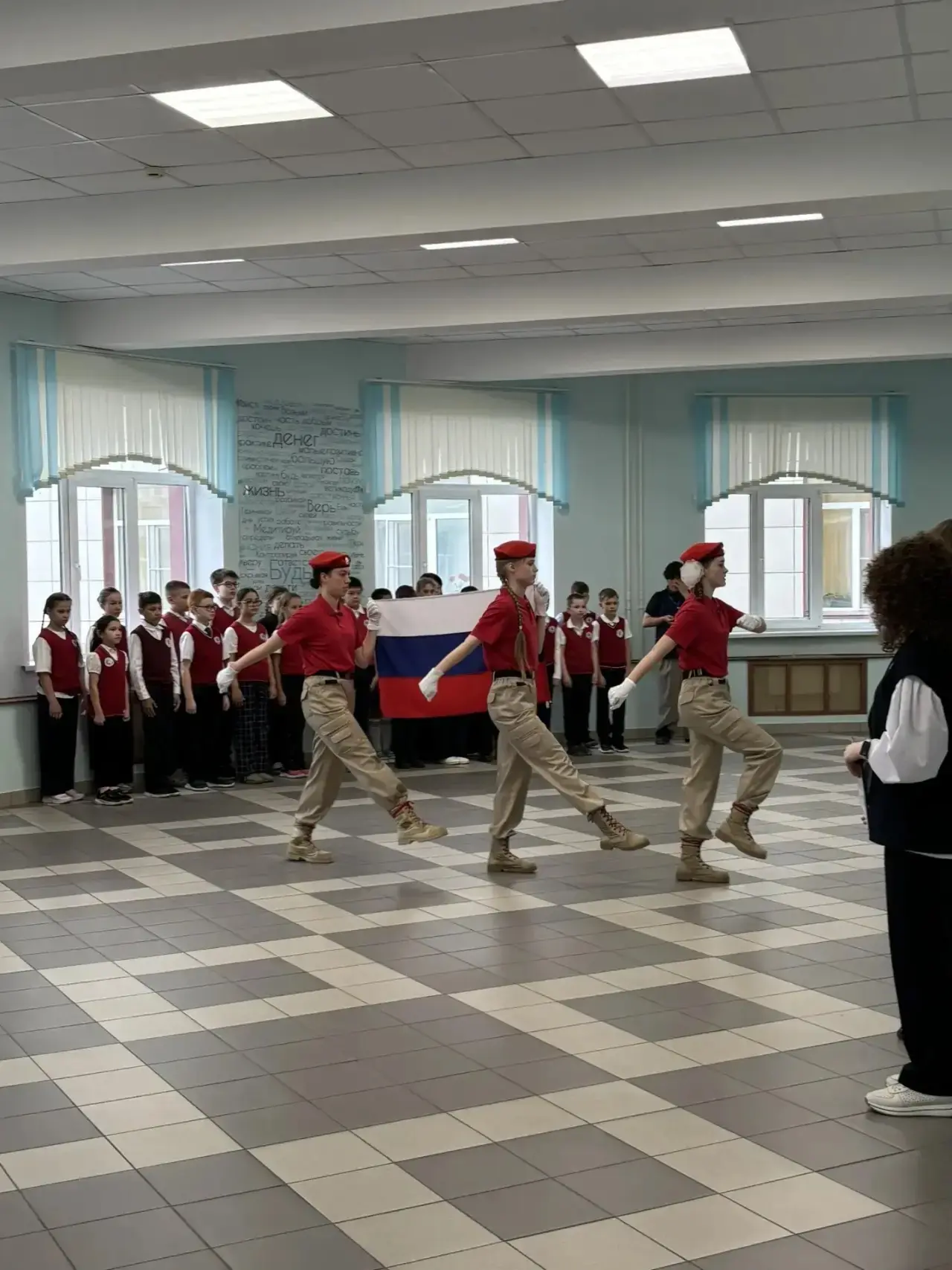 🇷🇺 Почетное право поднять флаг РФ предоставляется Ковшикову Егору, ученику 8Г класса, и Брынских Вик