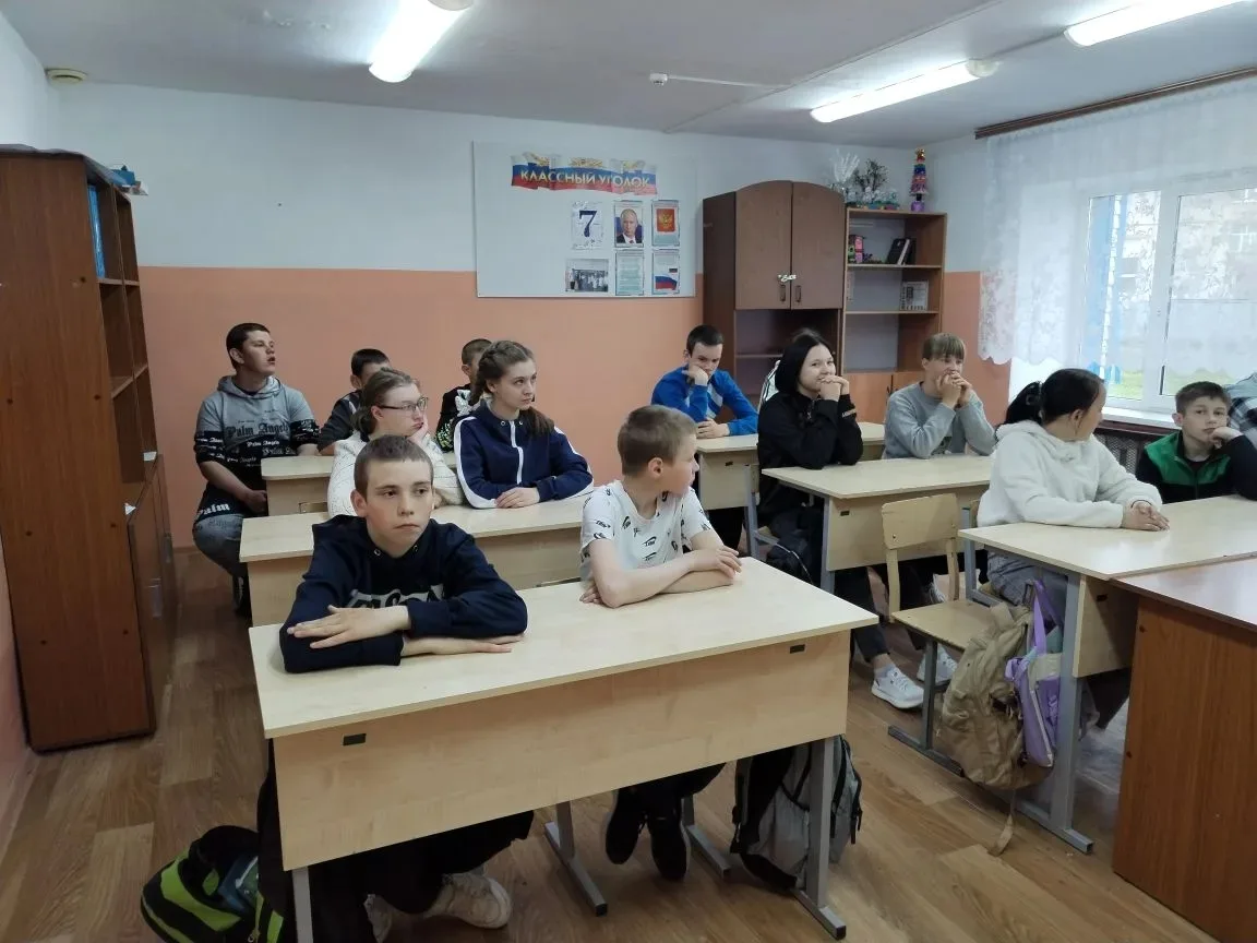 Сегодня с учащимися ГКОУ школы- интернат воспитатели провели беседу «Жизнь без правонар...