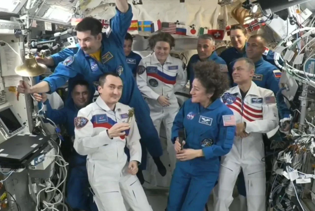 Российский космонавт Петр Дубров принял командование МКС.