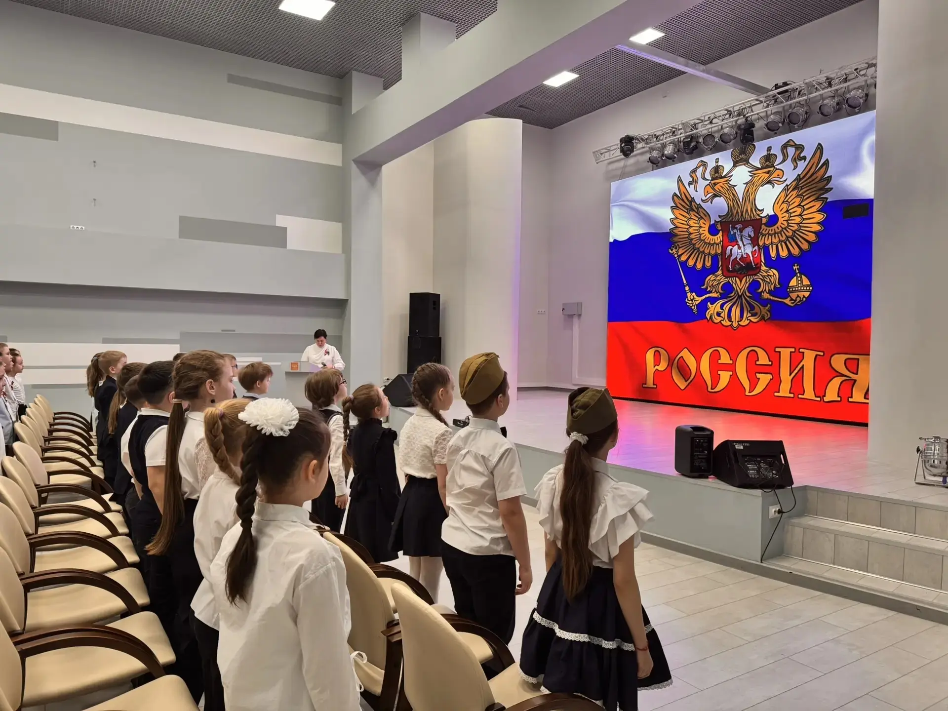 🕊️ Во 2-х классах прошло мероприятие, посвященное 81-й годовщине Великой Победы  На этой неделе учен