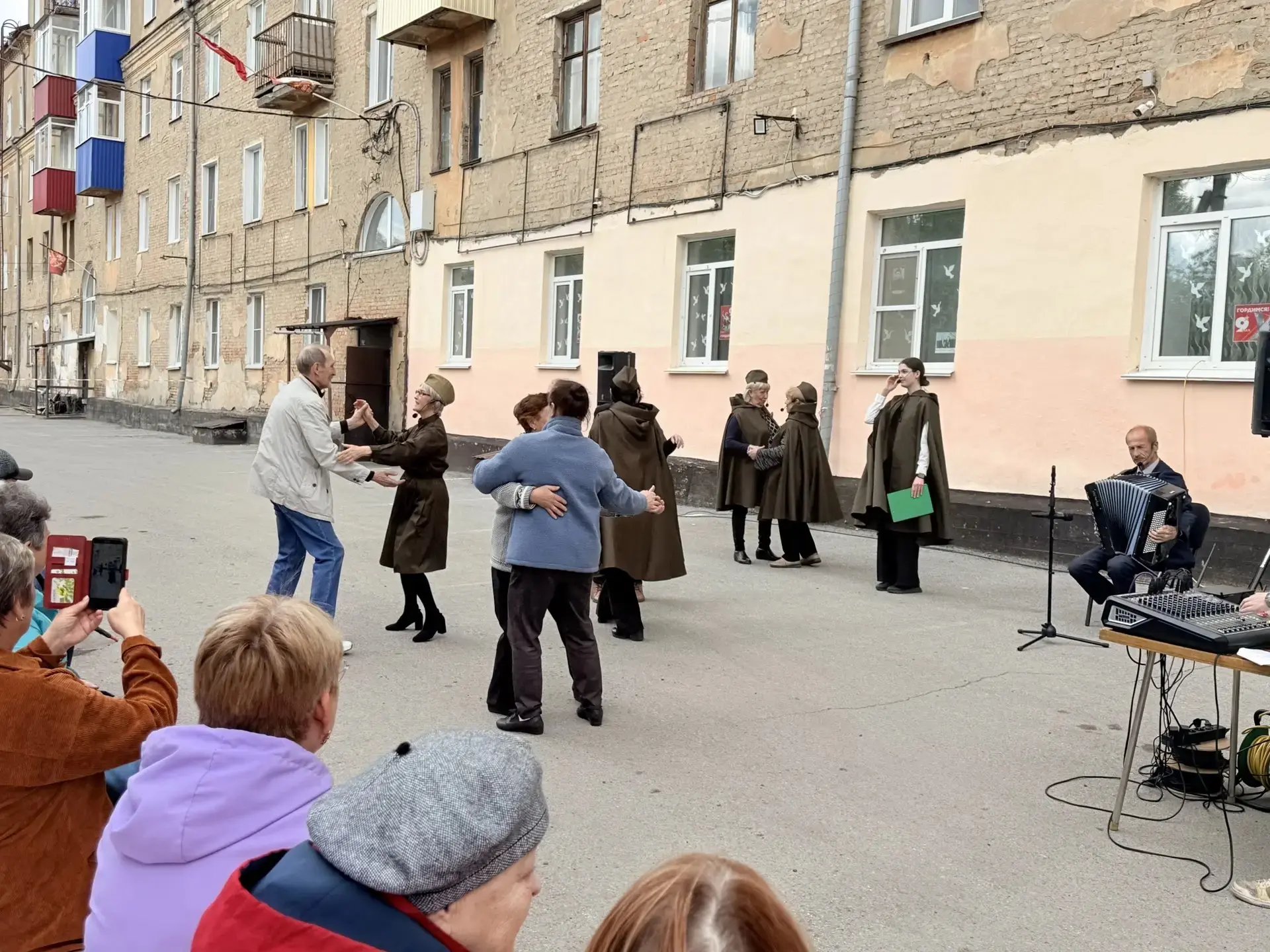 Всероссийская акция «Поем хором» прошла в городе ☝  В программе прозвучали всеми любимые военные пес