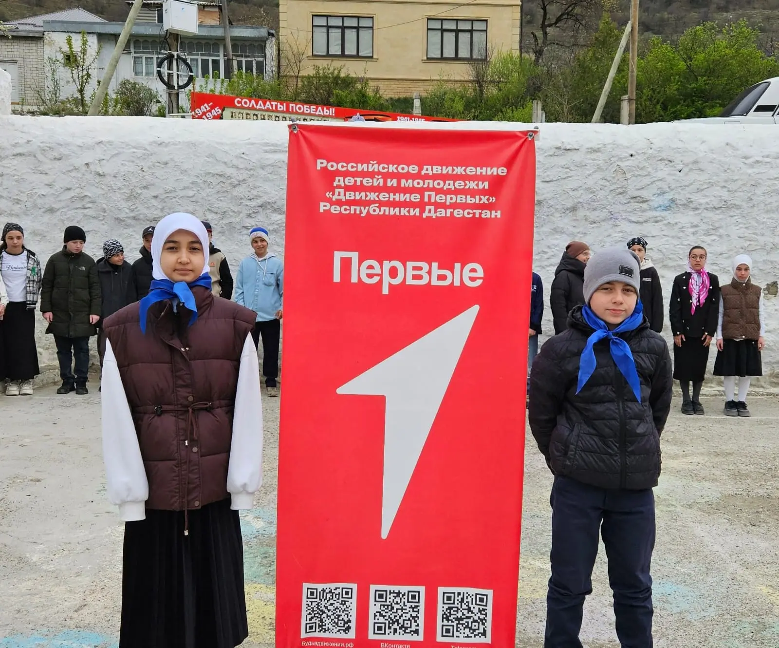 Сегодня честь поднять Государственные флаги Российской Федерации и Республики Дагестан ...