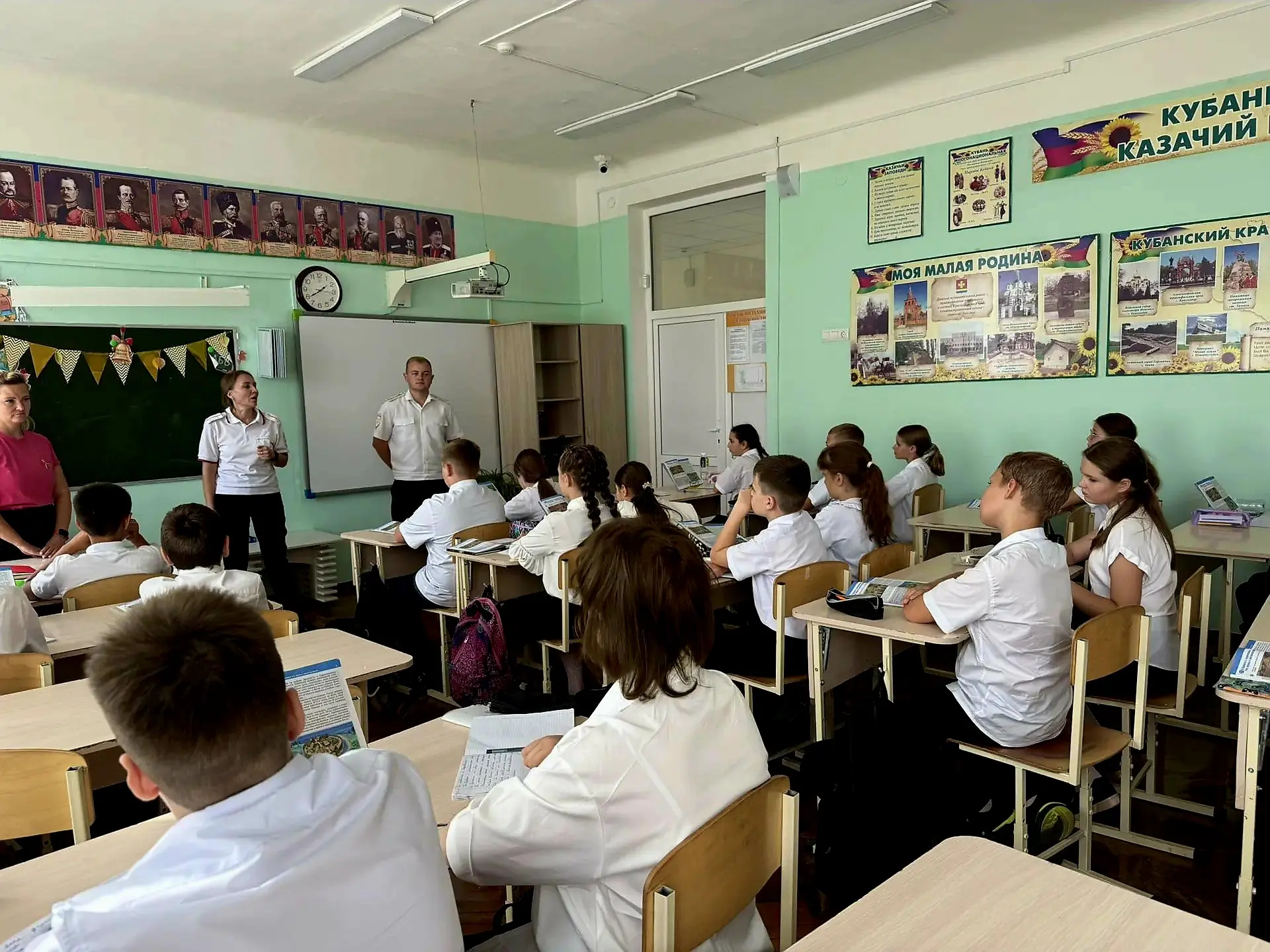 В нашей школе состоялась важная встреча с инспекторами ГИБДД, которые провели профилакт...