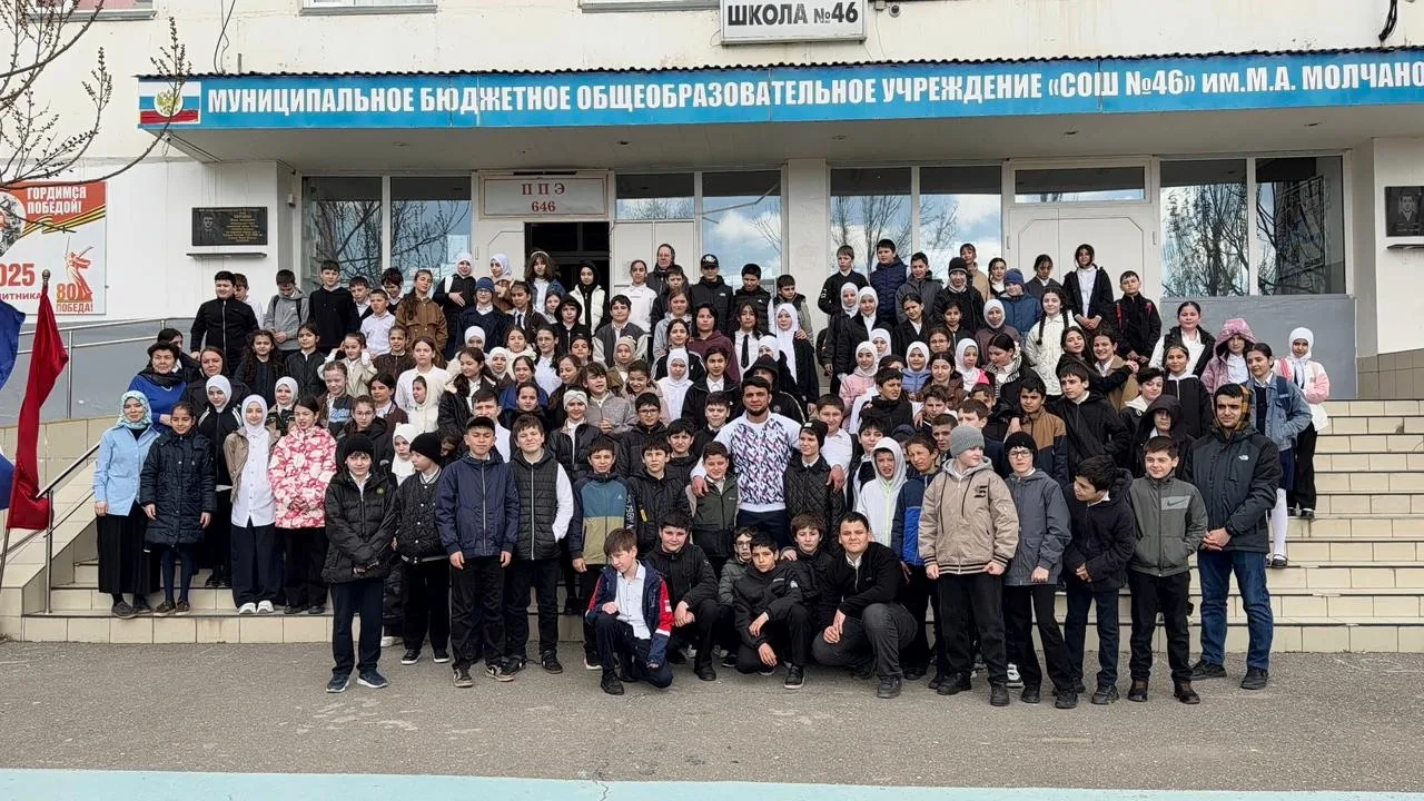 Линейка в честь Дня здоровья: зарядка с чемпионом!
Сегодня в нашей школе прошла особенная линейка, о